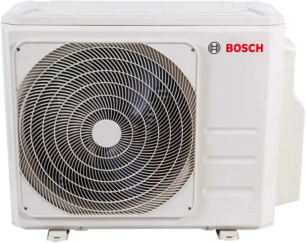 Außeneinheit eines Klimageräts von Bosch mit einem großen Lüftergitter und einem kompakten, rechteckigen Gehäuse in Weiß.